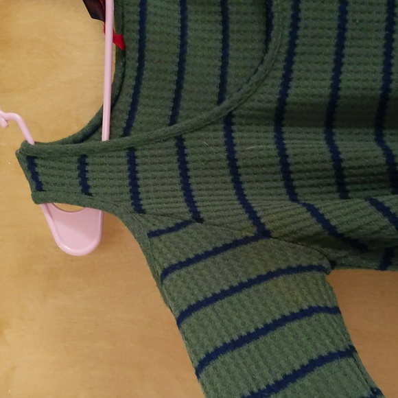 Comfortable cold shoulder dress - Picture 2 of 4